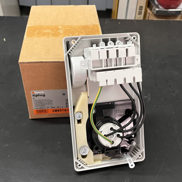 Bticino CBS316/43 presa interbloccata compatta da quadro IP44 16A 3P+T 400v - immagine 2