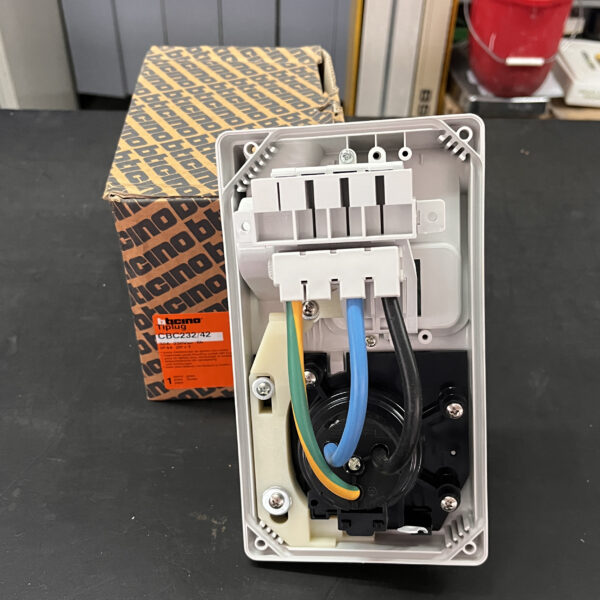 Bticino CBC232/42 presa interbloccata compatta da quadro IP44 32A 2P+T 230v - immagine 3
