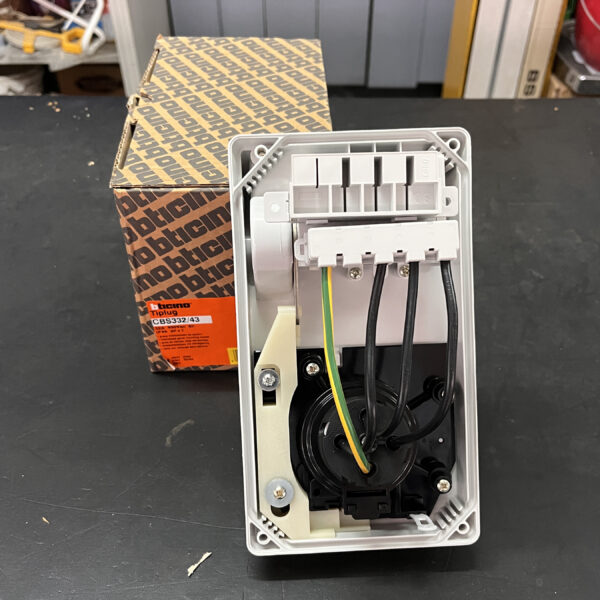 Bticino CBS332/43 Presa Interbloccata da quadro 32A 400V 3P+T IP44 - immagine 3