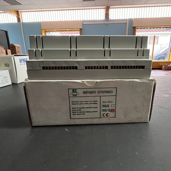 URMET 788/10 DISPOSITIVO AUTOMATICO DI COMMUTAZIONE VIDEO SU 4 PULSANTI - immagine 4