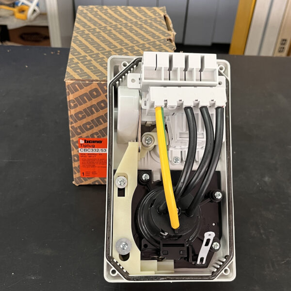 Bticino CBC332/53 presa interbloccata compatta da quadro IP55 32A 3P+T 400V - immagine 3